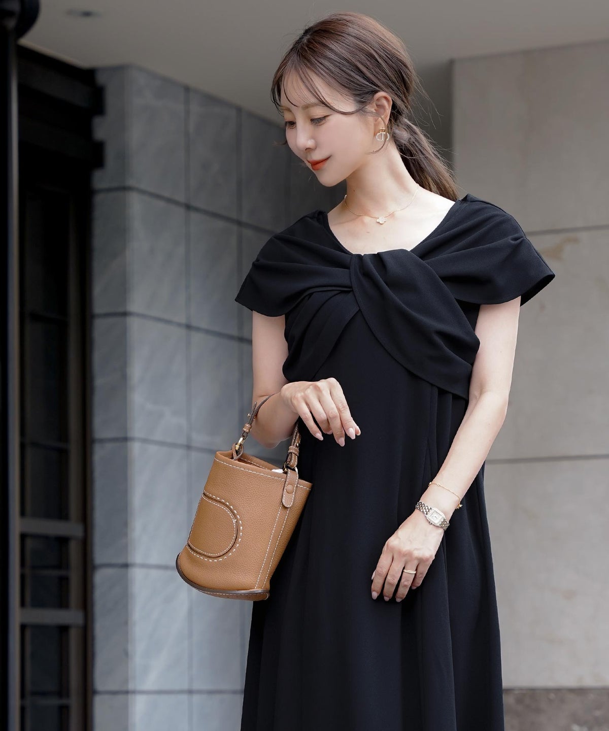 レディースワンピースロング丈リラックス伸縮ノースリーブオフショル風ツイストリボンエレガントフェミニン上品大人カジュアルアイボリーブラックブラウン