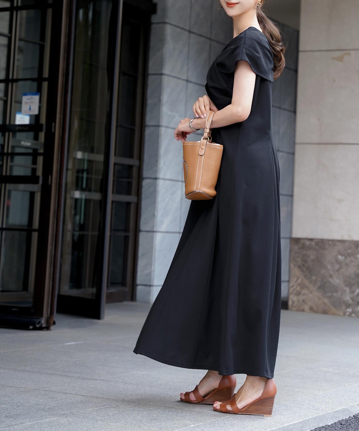 レディースワンピースロング丈リラックス伸縮ノースリーブオフショル風ツイストリボンエレガントフェミニン上品大人カジュアルアイボリーブラックブラウン