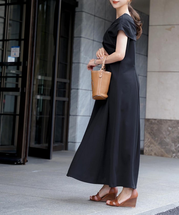 レディースワンピースロング丈リラックス伸縮ノースリーブオフショル風ツイストリボンエレガントフェミニン上品大人カジュアルアイボリーブラックブラウン
