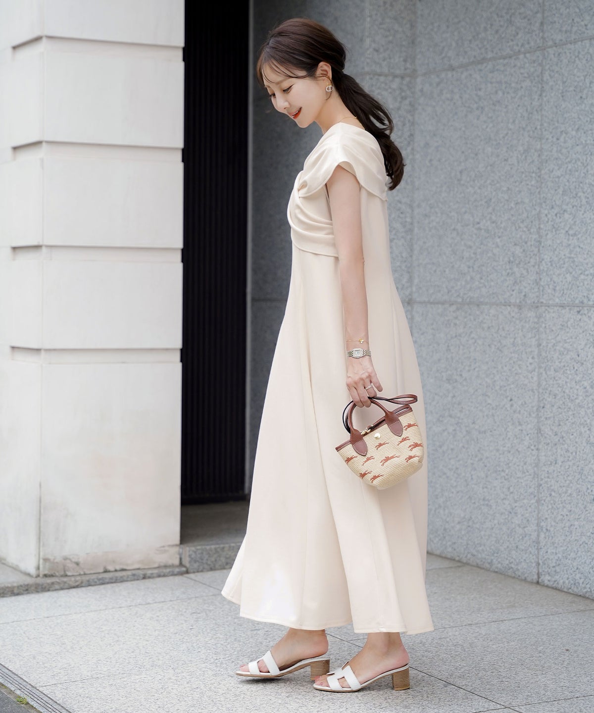 レディースワンピースロング丈リラックス伸縮ノースリーブオフショル風ツイストリボンエレガントフェミニン上品大人カジュアルアイボリーブラックブラウン