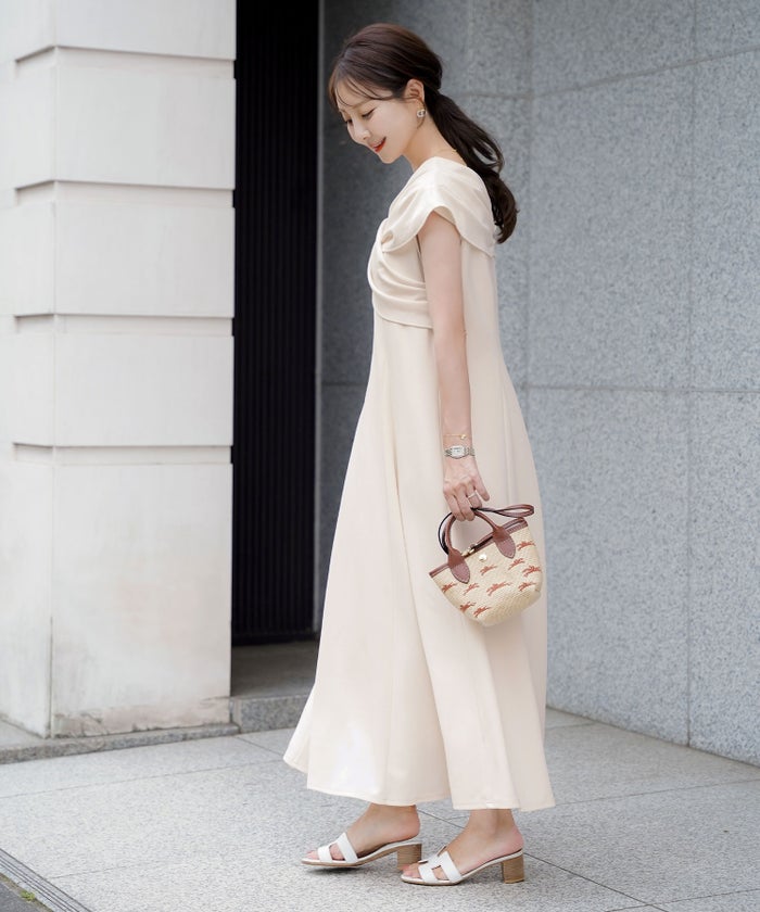 レディースワンピースロング丈リラックス伸縮ノースリーブオフショル風ツイストリボンエレガントフェミニン上品大人カジュアルアイボリーブラックブラウン