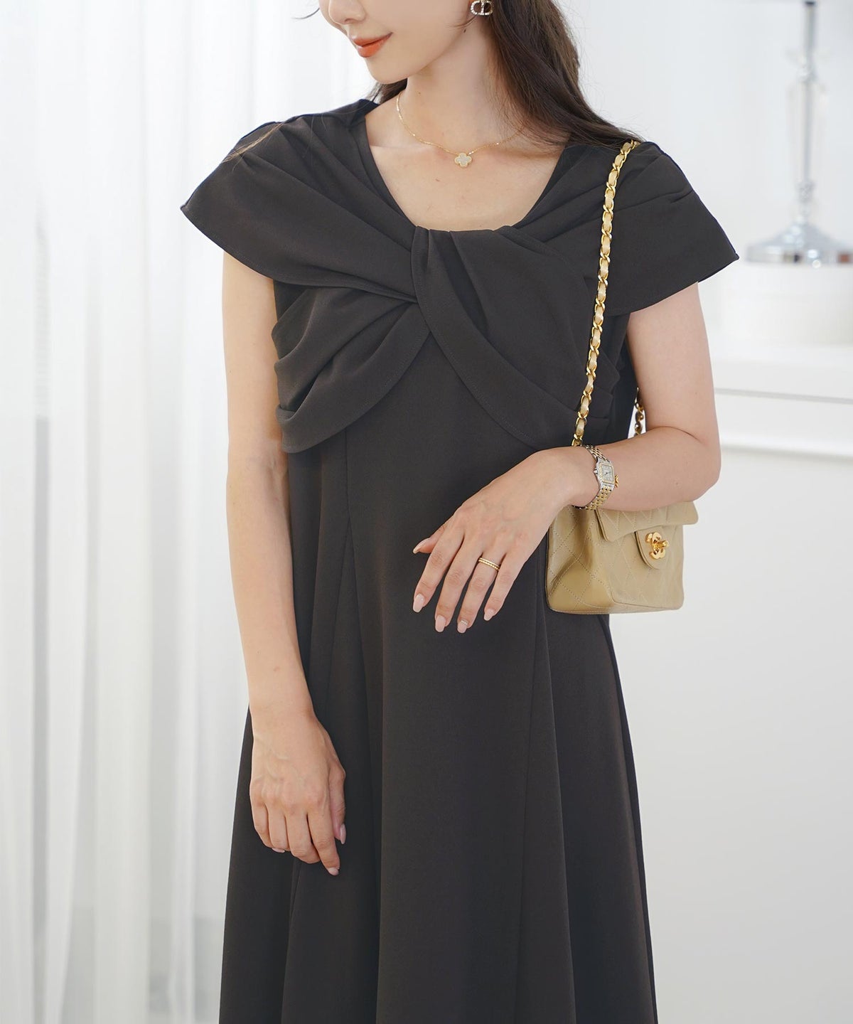 レディースワンピースロング丈リラックス伸縮ノースリーブオフショル風ツイストリボンエレガントフェミニン上品大人カジュアルアイボリーブラックブラウン