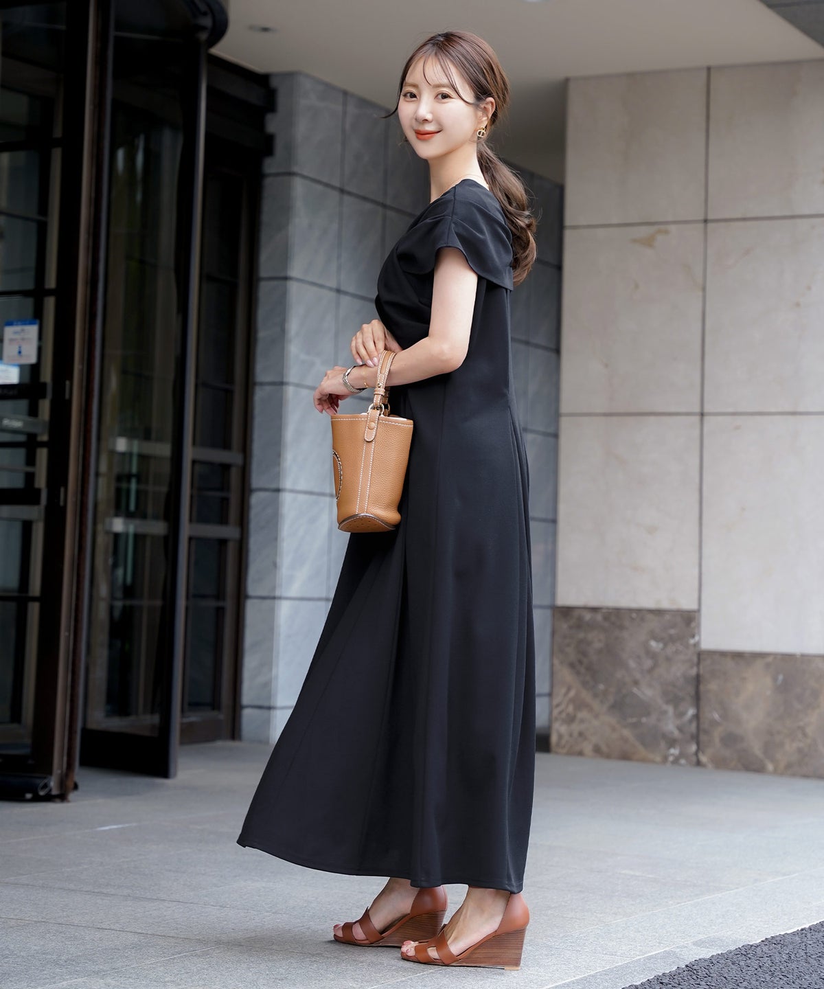 レディースワンピースロング丈リラックス伸縮ノースリーブオフショル風ツイストリボンエレガントフェミニン上品大人カジュアルアイボリーブラックブラウン