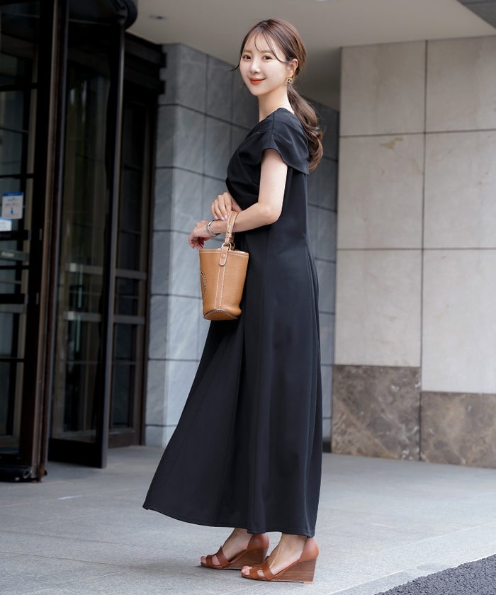 レディースワンピースロング丈リラックス伸縮ノースリーブオフショル風ツイストリボンエレガントフェミニン上品大人カジュアルアイボリーブラックブラウン