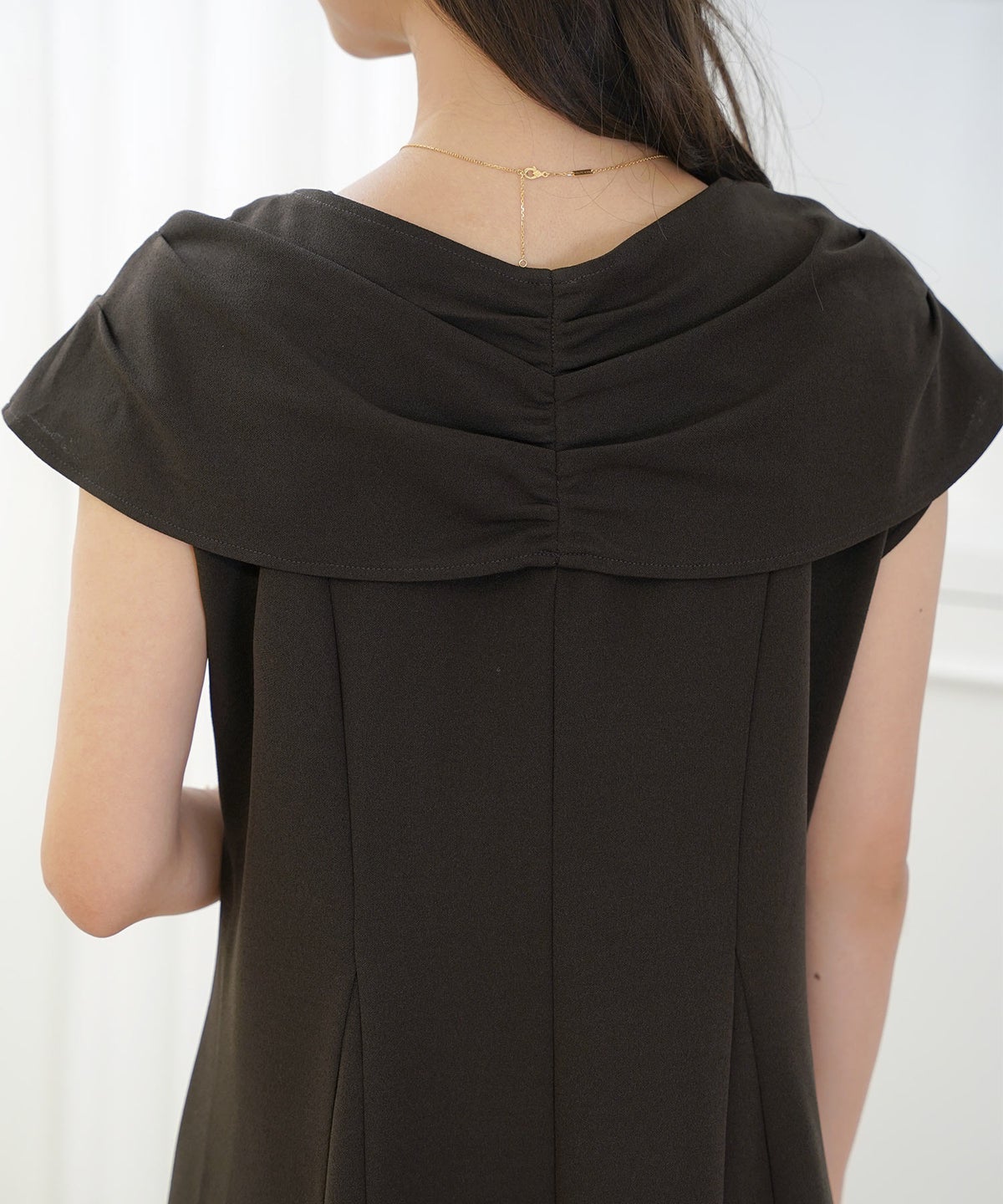 レディースワンピースロング丈リラックス伸縮ノースリーブオフショル風ツイストリボンエレガントフェミニン上品大人カジュアルアイボリーブラックブラウン