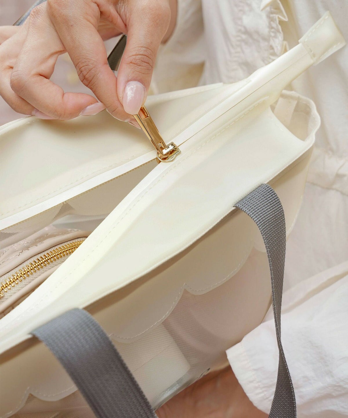 レディースファッションエレガントフェミニンメッシュバッグトートバッグスカラップロゴプリントオリジナルポーチセットポーチ付きミニポーチかわいいオフホワイトピンク軽量大容量透けPVC