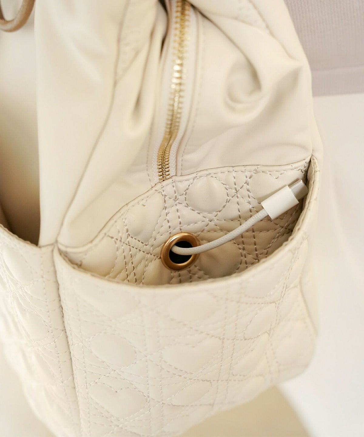 バッグ/トート/旅行/トラベル/撥水/ナイロン/マザーズバッグ/通勤/通学/A4/多機能/コードホール/アイボリー/ピンク/ストロベリーミルク/ブラック/バイカラー/配色/リボン/レザー/ゴールド/ファスナー/キャリー/ママバッグ/ピンク/新色/ヒット/人気/帰省/おしゃれ