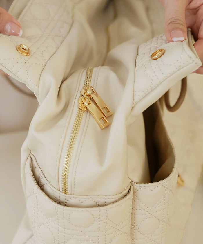 バッグ/トート/旅行/トラベル/撥水/ナイロン/マザーズバッグ/通勤/通学/A4/多機能/コードホール/アイボリー/ピンク/ストロベリーミルク/ブラック/バイカラー/配色/リボン/レザー/ゴールド/ファスナー/キャリー/ママバッグ/ピンク/新色/ヒット/人気/帰省/おしゃれ