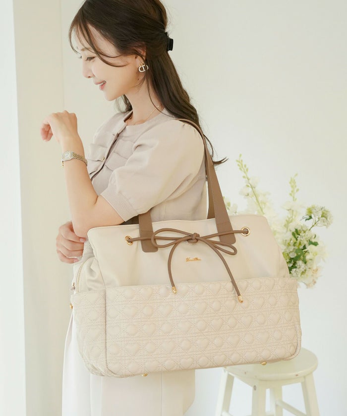 バッグ/トート/旅行/トラベル/撥水/ナイロン/マザーズバッグ/通勤/通学/A4/多機能/コードホール/アイボリー/ピンク/ストロベリーミルク/ブラック/バイカラー/配色/リボン/レザー/ゴールド/ファスナー/キャリー/ママバッグ/ピンク/新色/ヒット/人気/帰省/おしゃれ