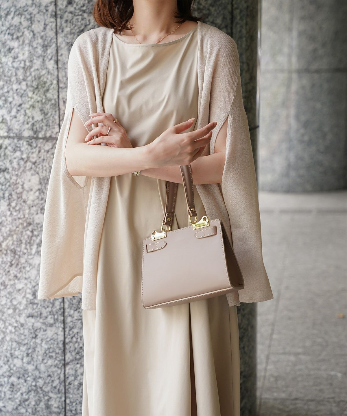 ケープ ニット カーディガン HUIT ホワイト/ベージュ/ブラック レディース シアー 薄手 ラメ オフィス 冷房対策 きれいめ 洗える