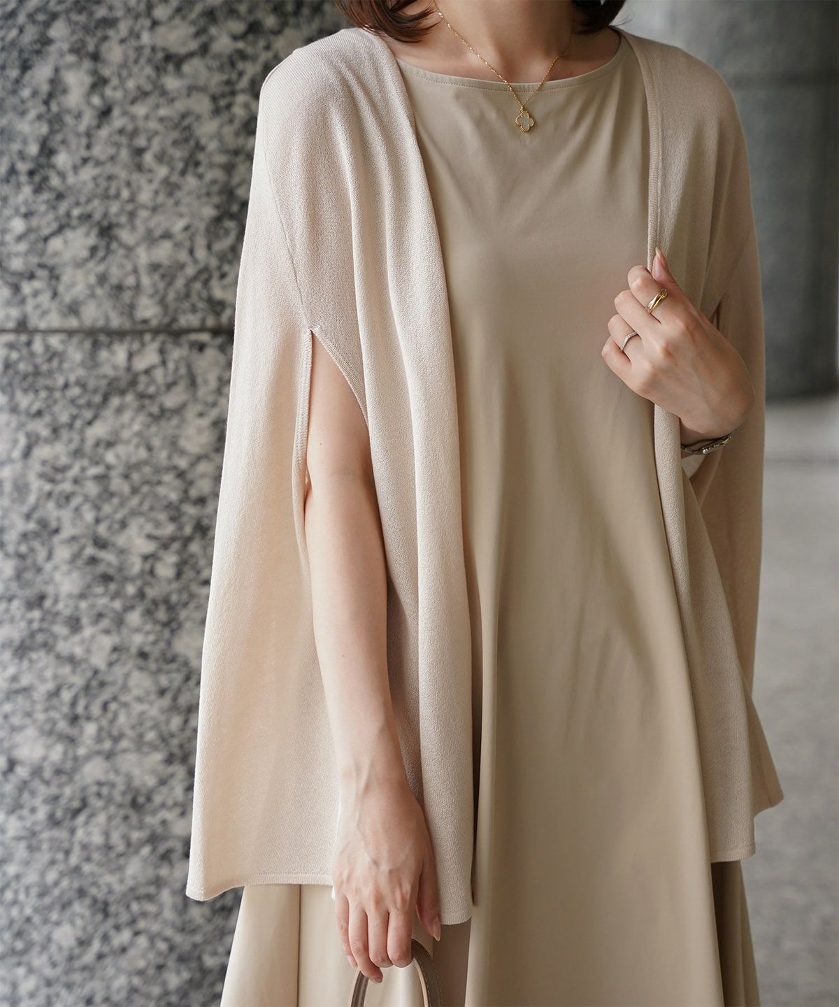 ケープ ニット カーディガン HUIT ホワイト/ベージュ/ブラック レディース シアー 薄手 ラメ オフィス 冷房対策 きれいめ 洗える