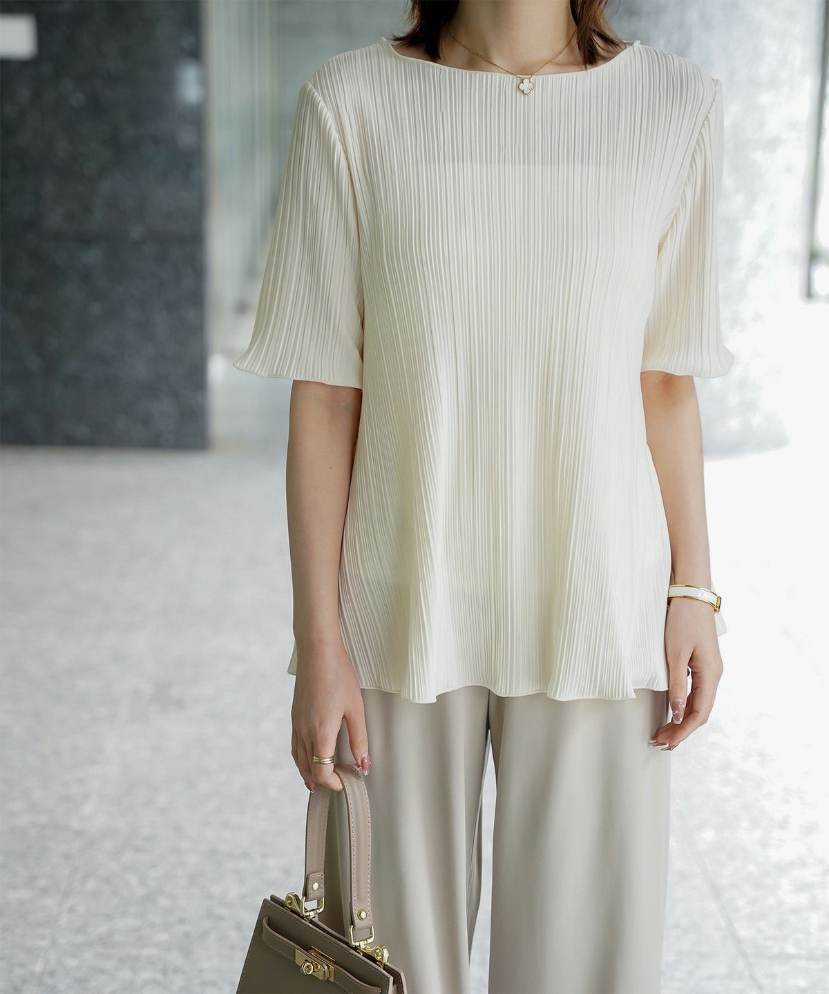 プリーツ トップス HUIT レディース ブラウス 半袖 アイボリー ライトグレー ブラック