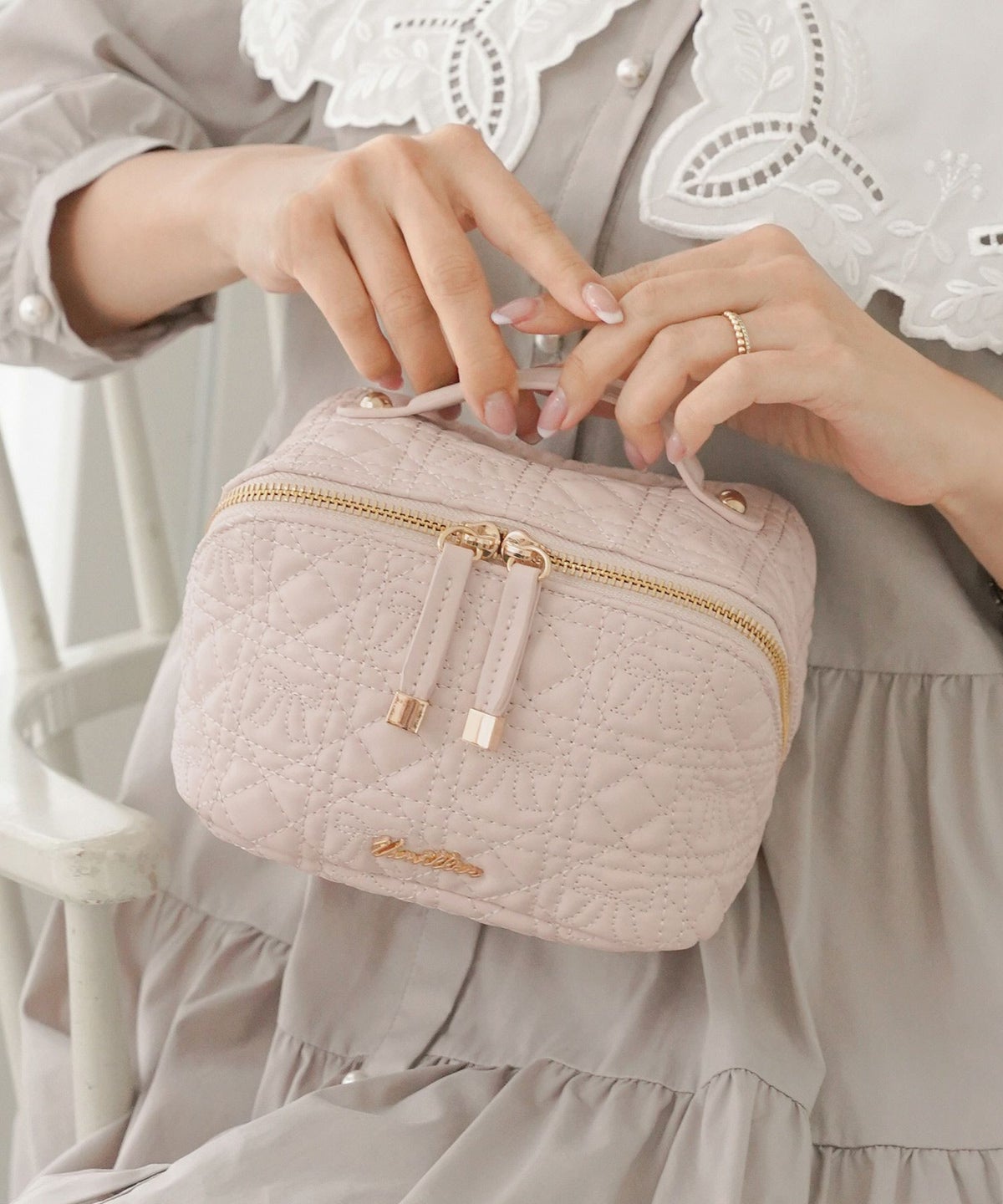 レディース雑貨ポーチ収納コスメ化粧品バニティサニタリーリボンキルティング小物グッズ旅行オシャレかわいいピンクブラックオールシーズンレザー合皮