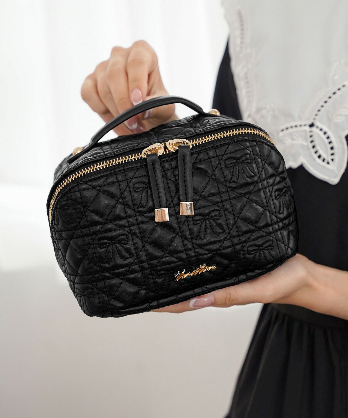 レディース雑貨ポーチ収納コスメ化粧品バニティサニタリーリボンキルティング小物グッズ旅行オシャレかわいいピンクブラックオールシーズンレザー合皮