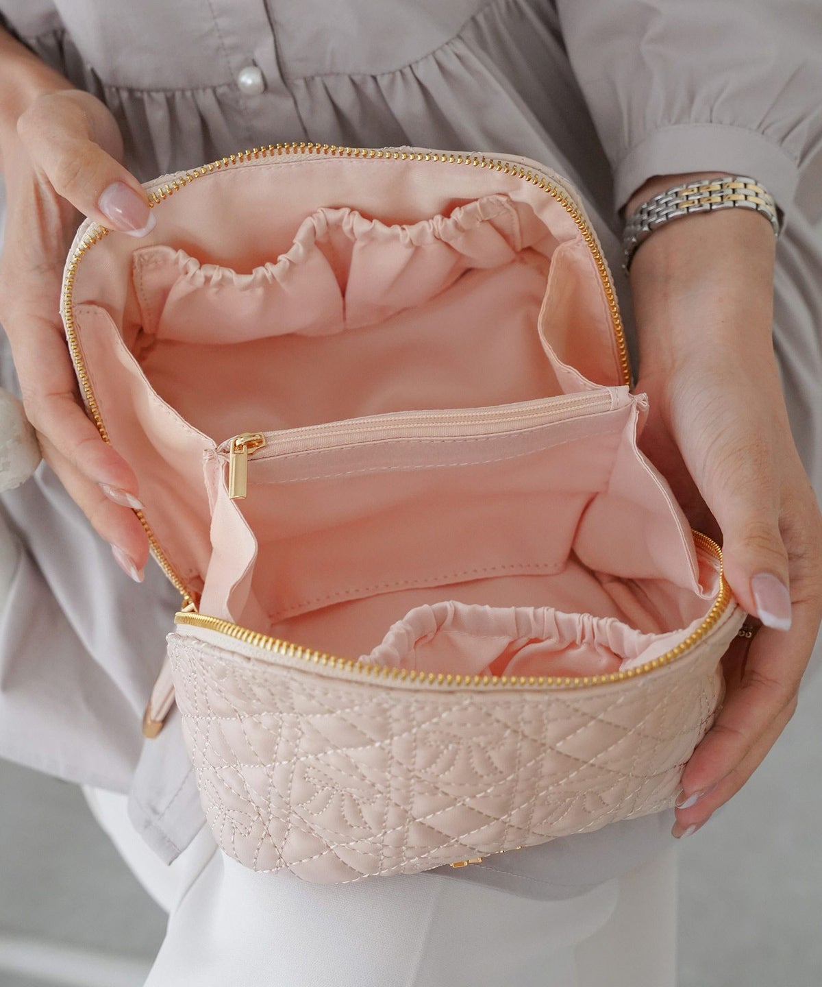 レディース雑貨ポーチ収納コスメ化粧品バニティサニタリーリボンキルティング小物グッズ旅行オシャレかわいいピンクブラックオールシーズンレザー合皮