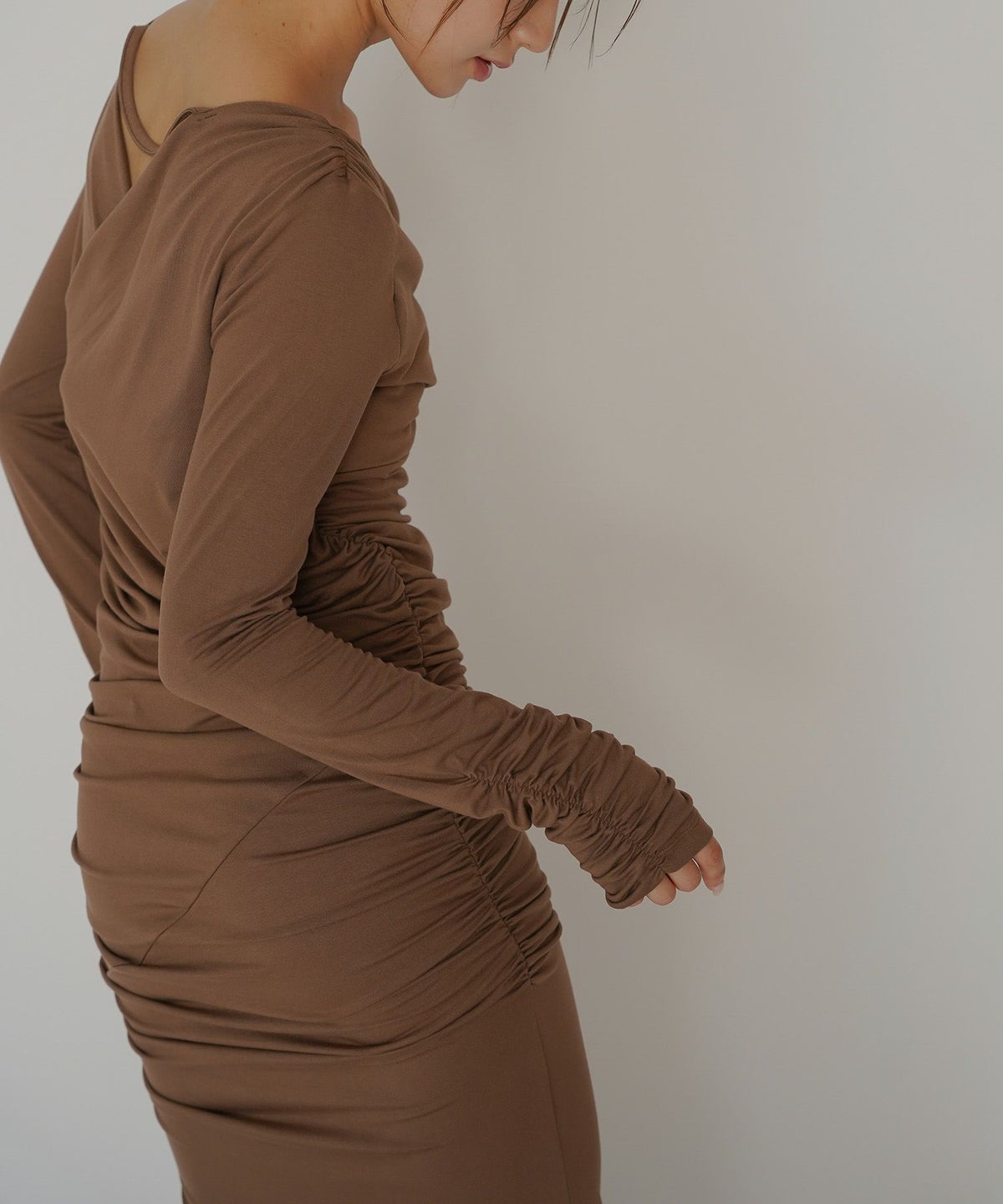 オフショル シャーリング ギャザー ワンピース KINO THE KEI 全4色｜ktk331-0100【1】