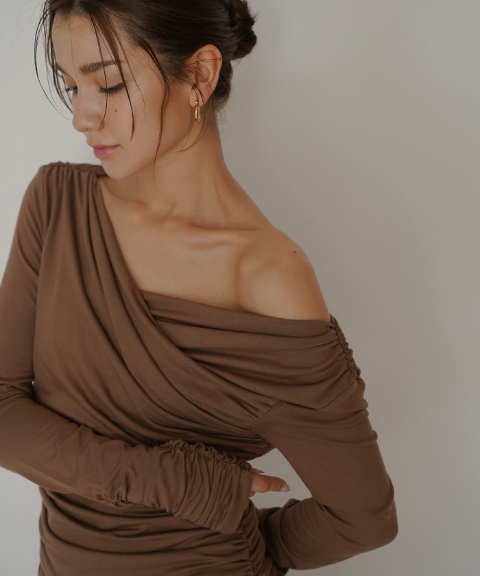 オフショル シャーリング ギャザー ワンピース KINO THE KEI 全4色｜ktk331-0100【1】