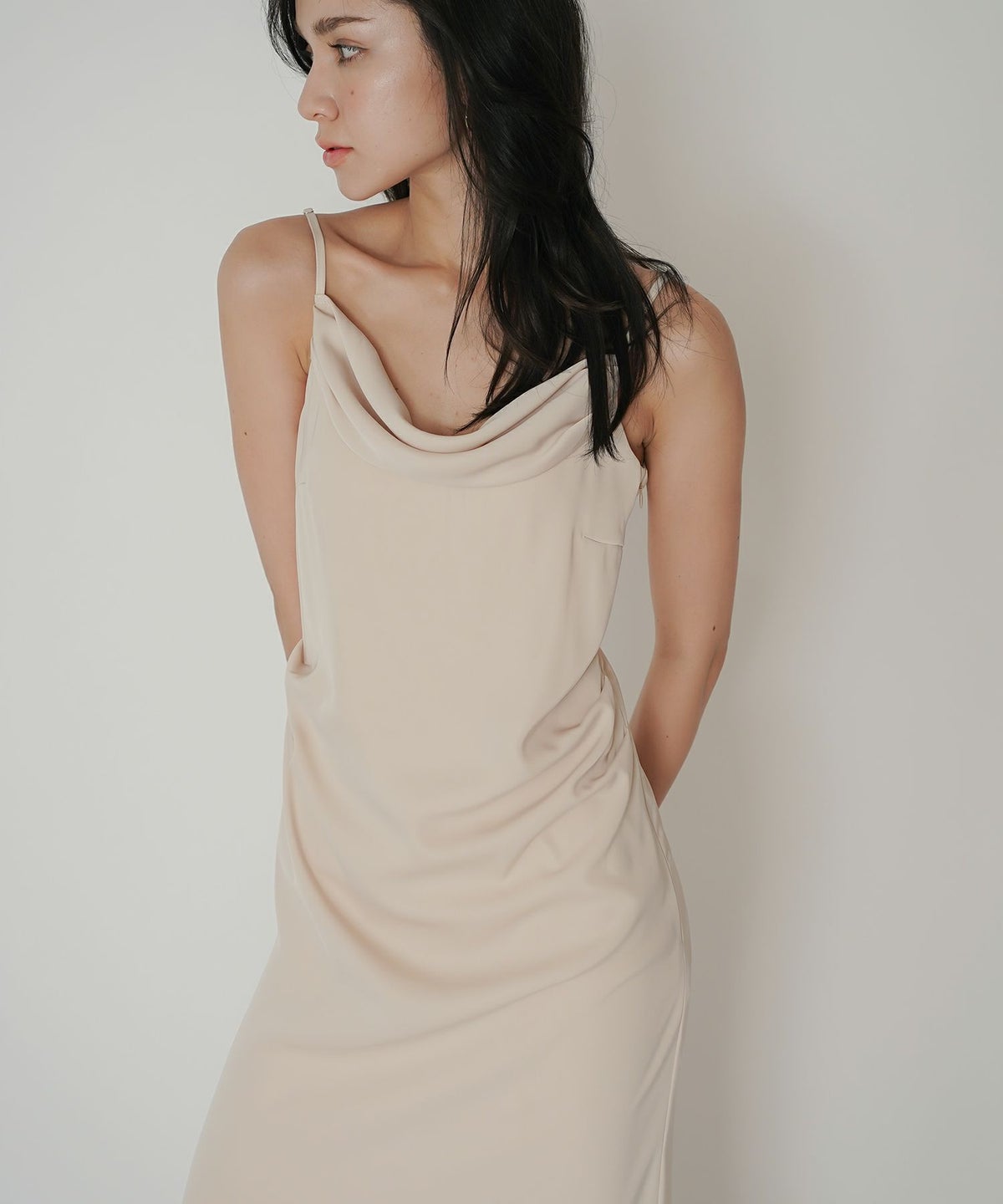 ディナー リゾート エレガント 大人 キャミワンピ バックオープン 結婚式 二次会コーデ サテン KINO THE KEI