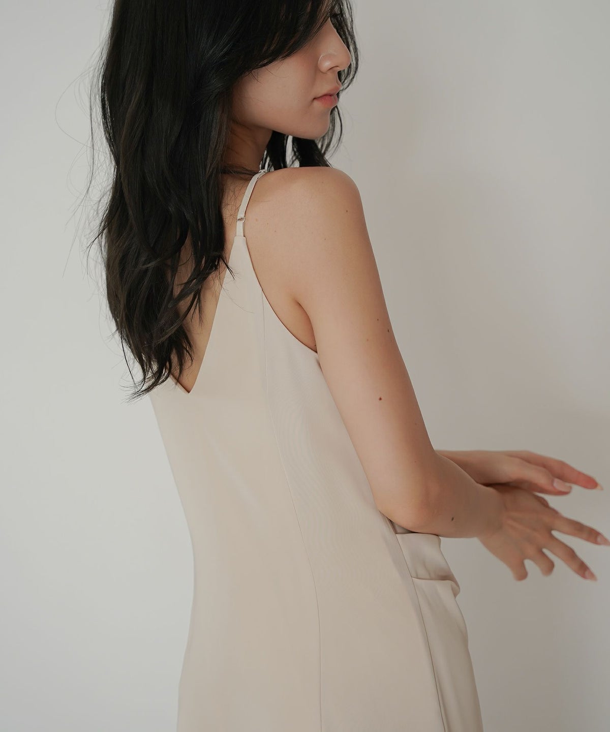 ディナー リゾート エレガント 大人 キャミワンピ バックオープン 結婚式 二次会コーデ サテン KINO THE KEI