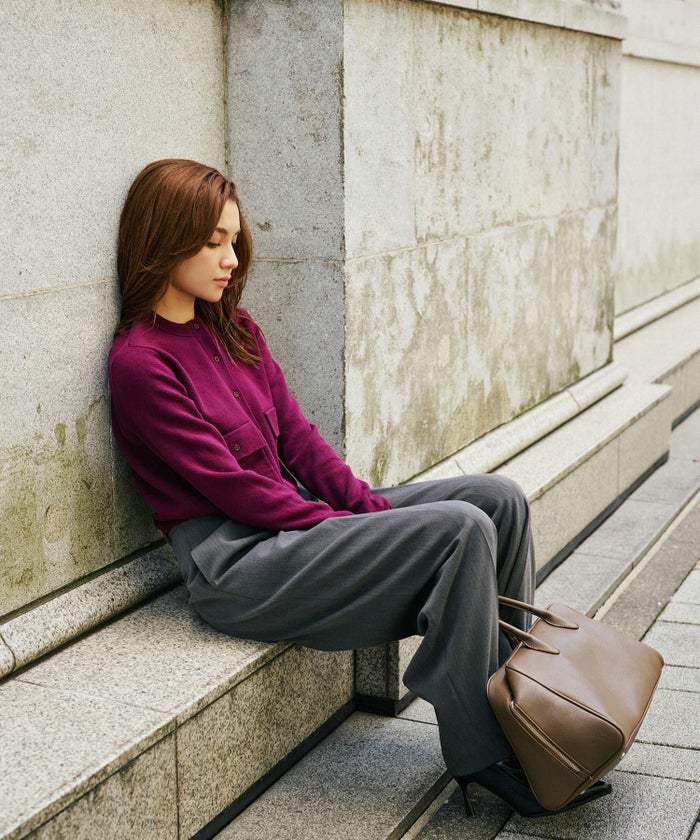 ニットトップス コンパクトカーデ ショート丈 ブランドロゴ付き タイトトップス 韓国風 綺麗め 細見え カジュアル KINO THE KEI