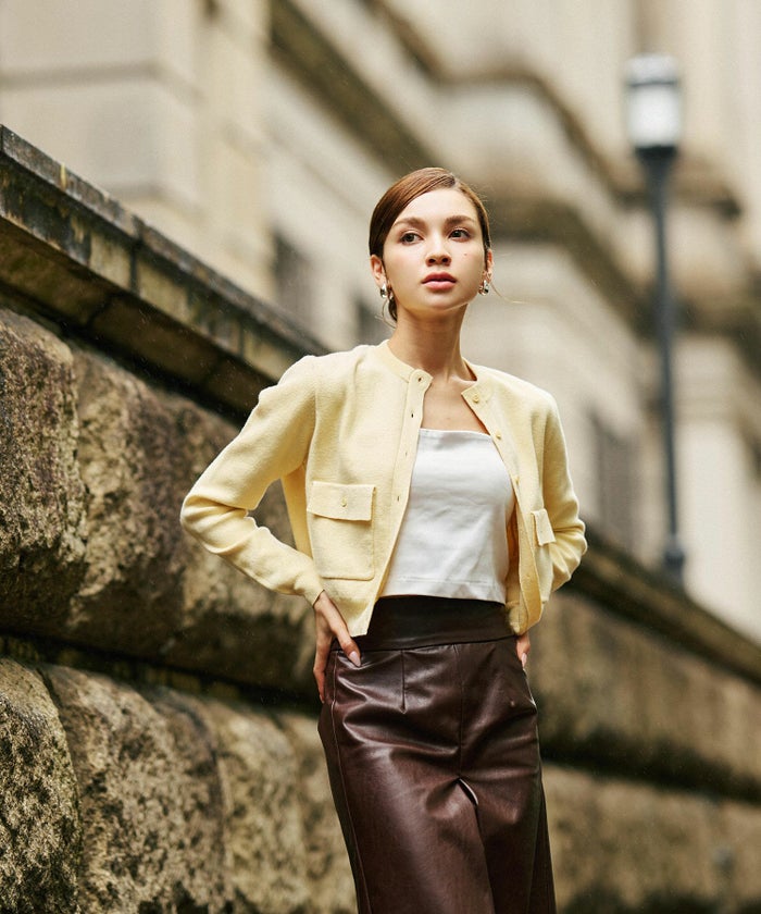 ニットトップス コンパクトカーデ ショート丈 ブランドロゴ付き タイトトップス 韓国風 綺麗め 細見え カジュアル KINO THE KEI