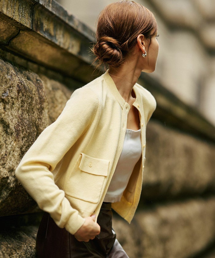 ニットトップス コンパクトカーデ ショート丈 ブランドロゴ付き タイトトップス 韓国風 綺麗め 細見え カジュアル KINO THE KEI