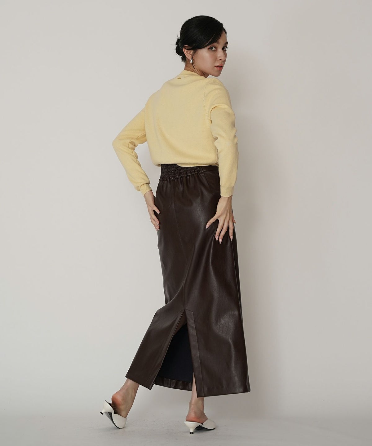 ニットトップス コンパクトカーデ ショート丈 ブランドロゴ付き タイトトップス 韓国風 綺麗め 細見え カジュアル KINO THE KEI