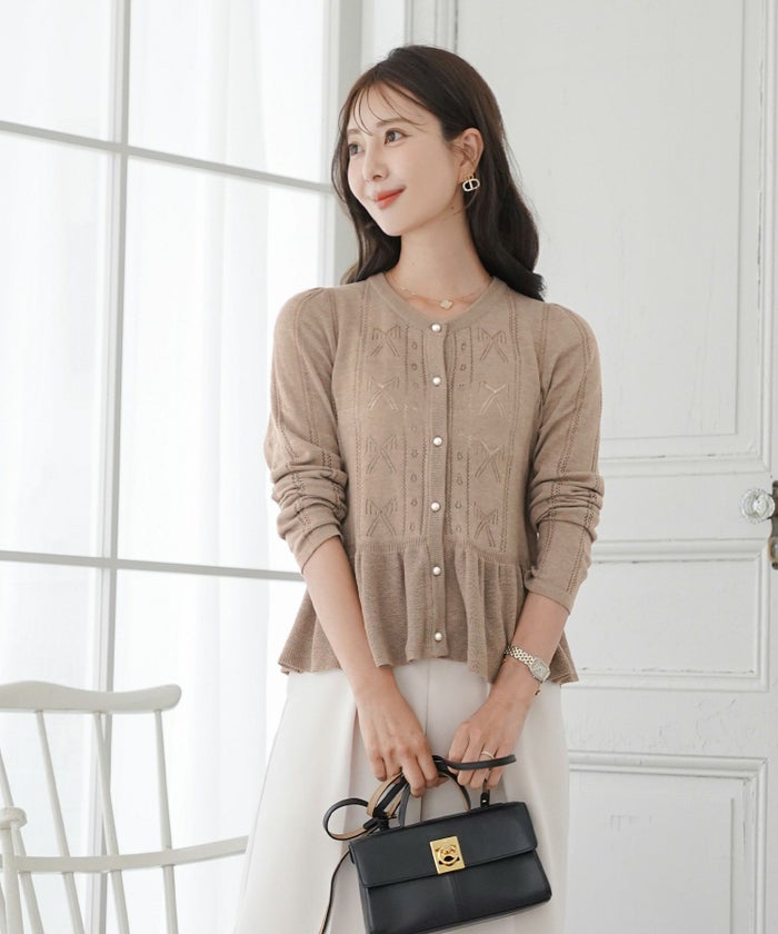 ニット カーディガン レディース 薄手 ハイゲージ クルーネック パールボタン アイレット リボン柄 フリル フラット袖 細見え パンツコーデ 透かし編み きれいめ 羽織り 上品 春 夏 秋 ニット 大人 かわいい フェミニン アイボリー チャコール ピンクベージュ モカ