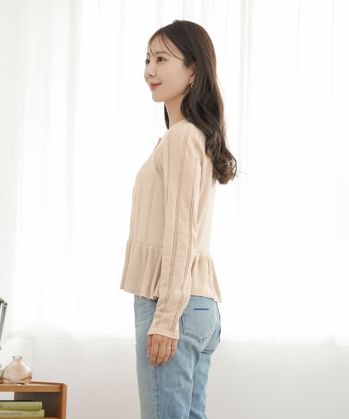 ニット カーディガン レディース 薄手 ハイゲージ クルーネック パールボタン アイレット リボン柄 フリル フラット袖 細見え パンツコーデ 透かし編み きれいめ 羽織り 上品 春 夏 秋 ニット 大人 かわいい フェミニン アイボリー チャコール ピンクベージュ モカ