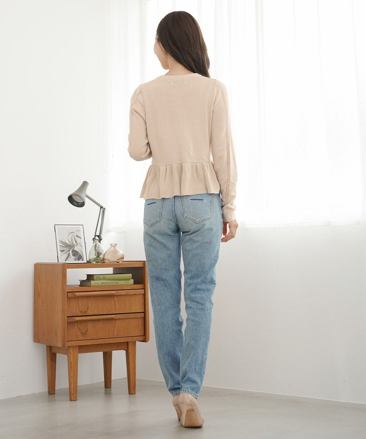 ニット カーディガン レディース 薄手 ハイゲージ クルーネック パールボタン アイレット リボン柄 フリル フラット袖 細見え パンツコーデ 透かし編み きれいめ 羽織り 上品 春 夏 秋 ニット 大人 かわいい フェミニン アイボリー チャコール ピンクベージュ モカ