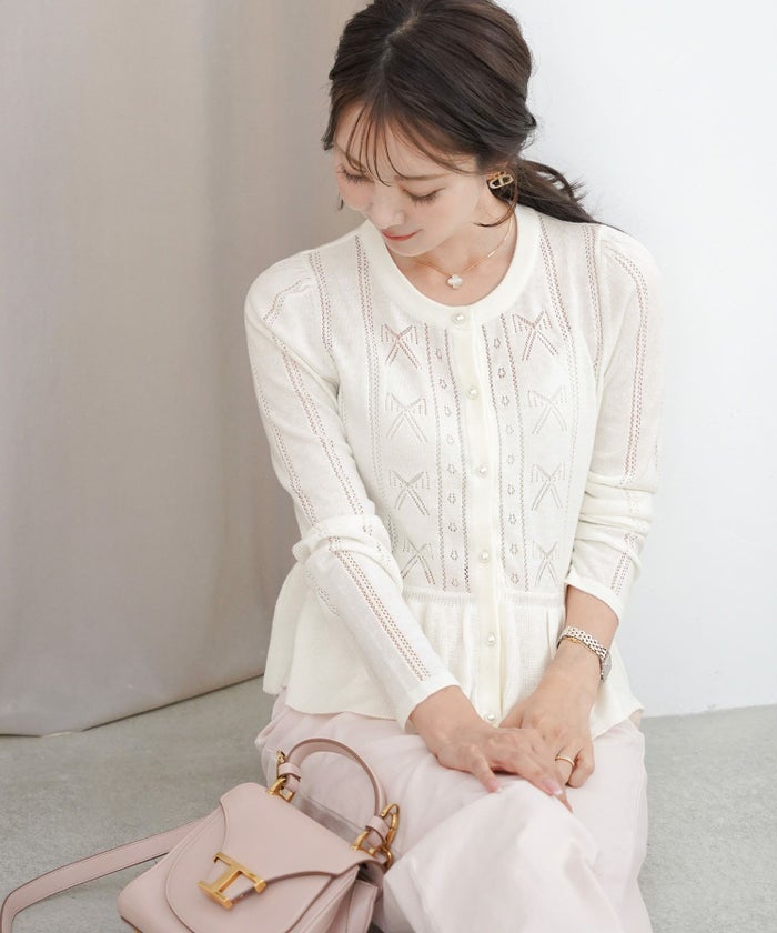 ニット カーディガン レディース 薄手 ハイゲージ クルーネック パールボタン アイレット リボン柄 フリル フラット袖 細見え パンツコーデ 透かし編み きれいめ 羽織り 上品 春 夏 秋 ニット 大人 かわいい フェミニン アイボリー チャコール ピンクベージュ モカ