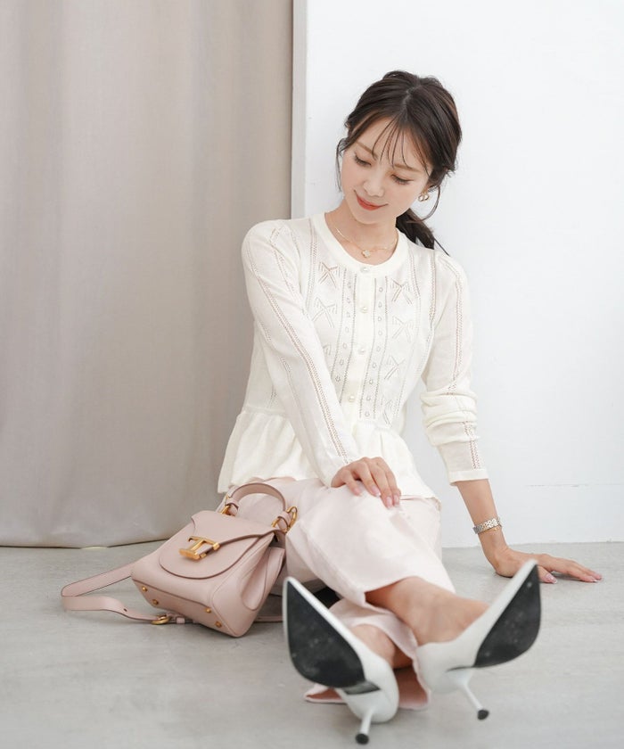 ニット カーディガン レディース 薄手 ハイゲージ クルーネック パールボタン アイレット リボン柄 フリル フラット袖 細見え パンツコーデ 透かし編み きれいめ 羽織り 上品 春 夏 秋 ニット 大人 かわいい フェミニン アイボリー チャコール ピンクベージュ モカ