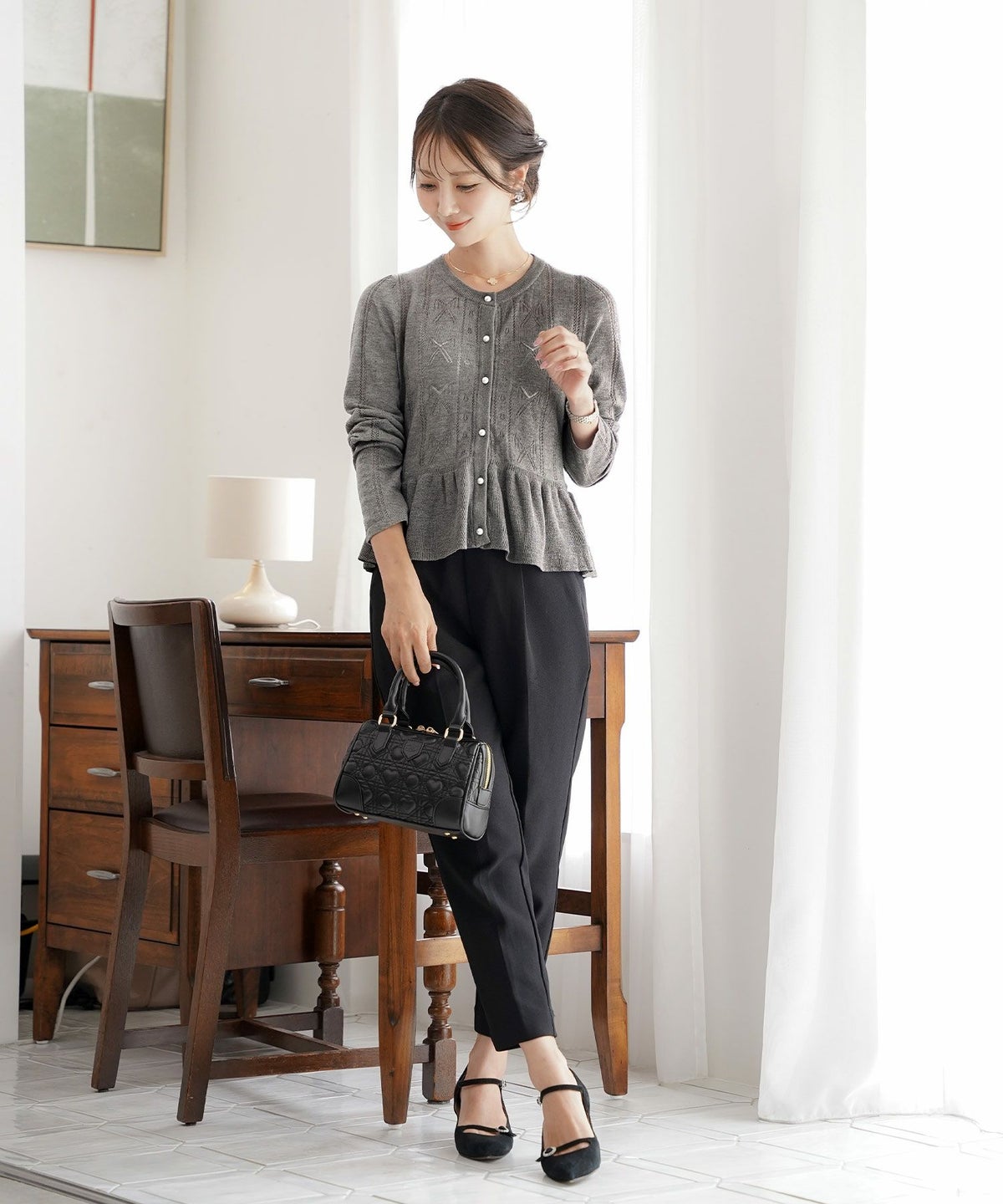 ニット カーディガン レディース 薄手 ハイゲージ クルーネック パールボタン アイレット リボン柄 フリル フラット袖 細見え パンツコーデ 透かし編み きれいめ 羽織り 上品 春 夏 秋 ニット 大人 かわいい フェミニン アイボリー チャコール ピンクベージュ モカ