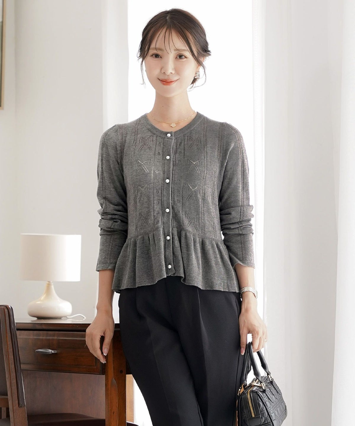 ニット カーディガン レディース 薄手 ハイゲージ クルーネック パールボタン アイレット リボン柄 フリル フラット袖 細見え パンツコーデ 透かし編み きれいめ 羽織り 上品 春 夏 秋 ニット 大人 かわいい フェミニン アイボリー チャコール ピンクベージュ モカ