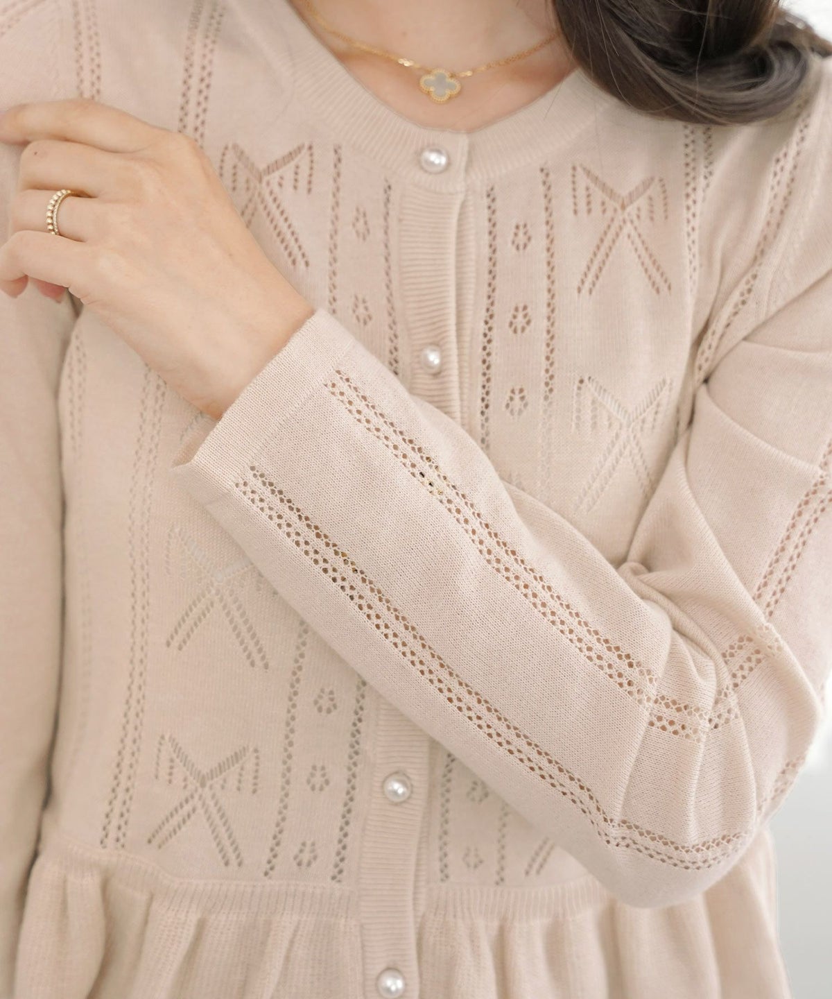 ニット カーディガン レディース 薄手 ハイゲージ クルーネック パールボタン アイレット リボン柄 フリル フラット袖 細見え パンツコーデ 透かし編み きれいめ 羽織り 上品 春 夏 秋 ニット 大人 かわいい フェミニン アイボリー チャコール ピンクベージュ モカ