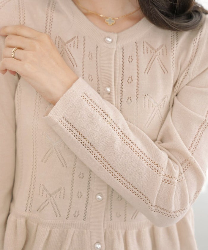 ニット カーディガン レディース 薄手 ハイゲージ クルーネック パールボタン アイレット リボン柄 フリル フラット袖 細見え パンツコーデ 透かし編み きれいめ 羽織り 上品 春 夏 秋 ニット 大人 かわいい フェミニン アイボリー チャコール ピンクベージュ モカ
