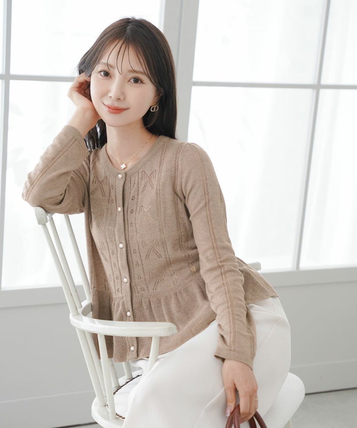 ニット カーディガン レディース 薄手 ハイゲージ クルーネック パールボタン アイレット リボン柄 フリル フラット袖 細見え パンツコーデ 透かし編み きれいめ 羽織り 上品 春 夏 秋 ニット 大人 かわいい フェミニン アイボリー チャコール ピンクベージュ モカ