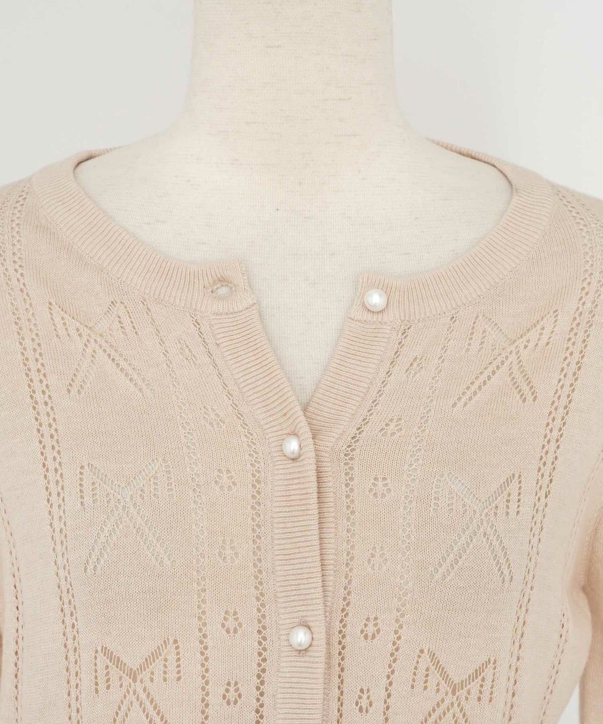 ニット カーディガン レディース 薄手 ハイゲージ クルーネック パールボタン アイレット リボン柄 フリル フラット袖 細見え パンツコーデ 透かし編み きれいめ 羽織り 上品 春 夏 秋 ニット 大人 かわいい フェミニン アイボリー チャコール ピンクベージュ モカ