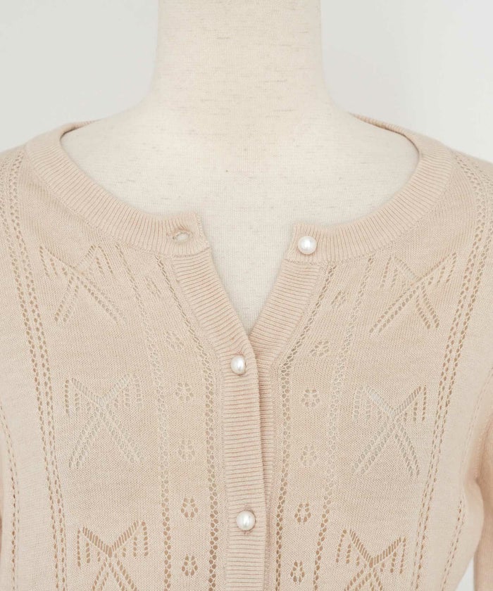 ニット カーディガン レディース 薄手 ハイゲージ クルーネック パールボタン アイレット リボン柄 フリル フラット袖 細見え パンツコーデ 透かし編み きれいめ 羽織り 上品 春 夏 秋 ニット 大人 かわいい フェミニン アイボリー チャコール ピンクベージュ モカ