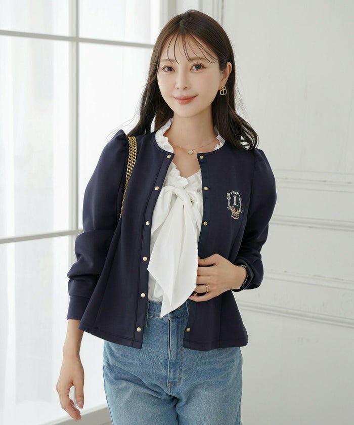 カーディガンレディースダンボールニットトップスクルーネックゴールドボタン木馬刺繍エンブレム刺繍フレアラインパネルライン袖口カフスパフスリーブスラッシュポケット羽織りトップス肩掛けリンク親子コーデ