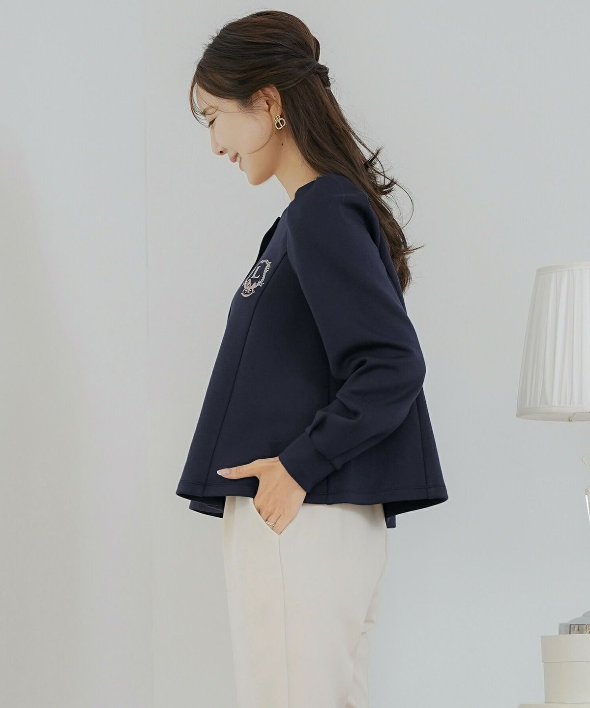 カーディガンレディースダンボールニットトップスクルーネックゴールドボタン木馬刺繍エンブレム刺繍フレアラインパネルライン袖口カフスパフスリーブスラッシュポケット羽織りトップス肩掛けリンク親子コーデ