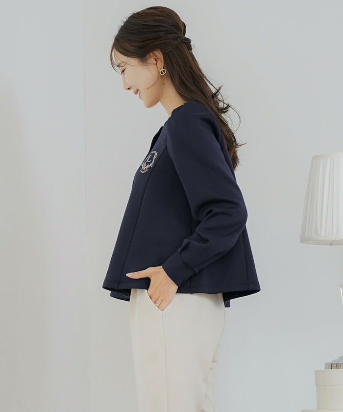 カーディガンレディースダンボールニットトップスクルーネックゴールドボタン木馬刺繍エンブレム刺繍フレアラインパネルライン袖口カフスパフスリーブスラッシュポケット羽織りトップス肩掛けリンク親子コーデ