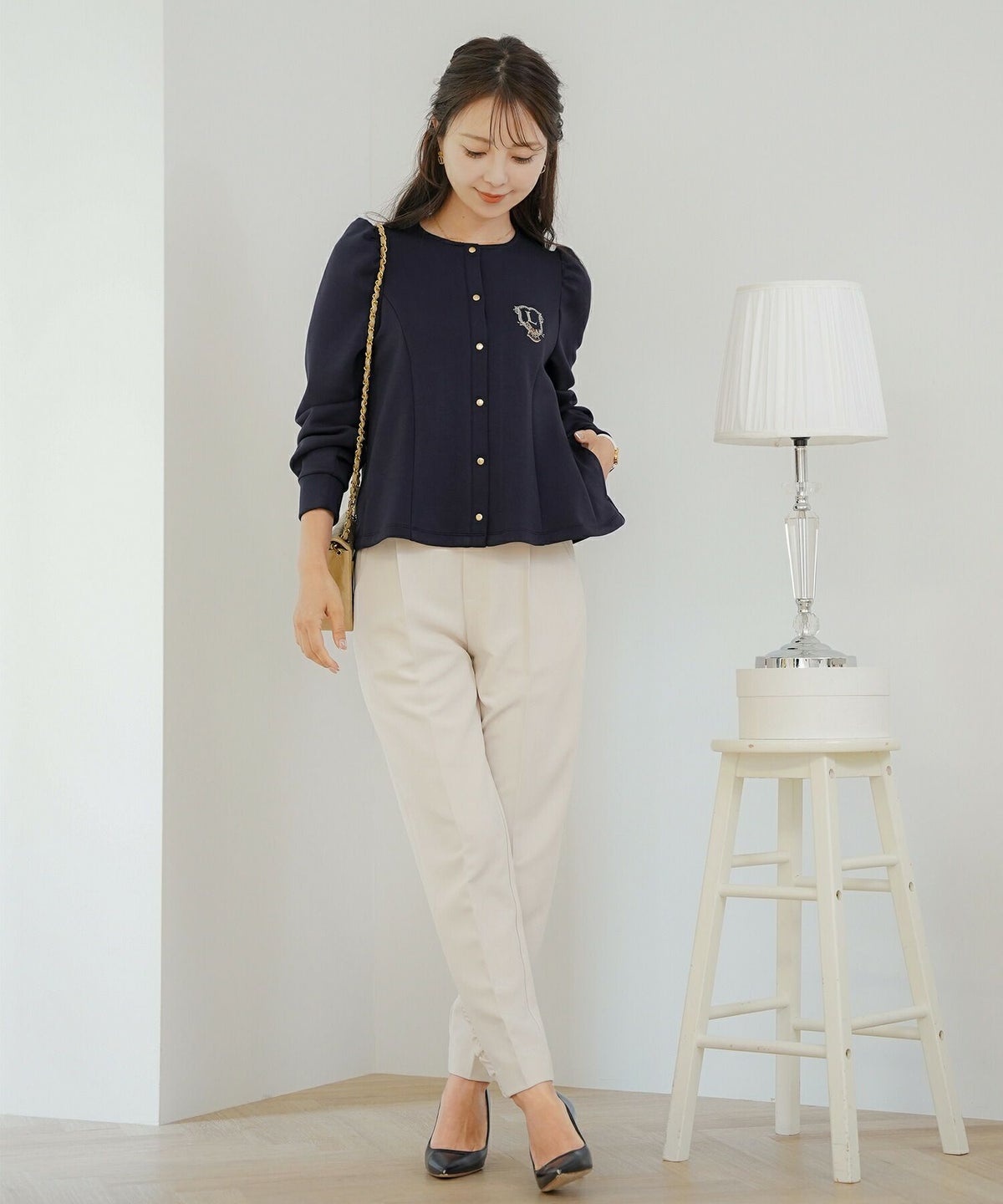 カーディガンレディースダンボールニットトップスクルーネックゴールドボタン木馬刺繍エンブレム刺繍フレアラインパネルライン袖口カフスパフスリーブスラッシュポケット羽織りトップス肩掛けリンク親子コーデ