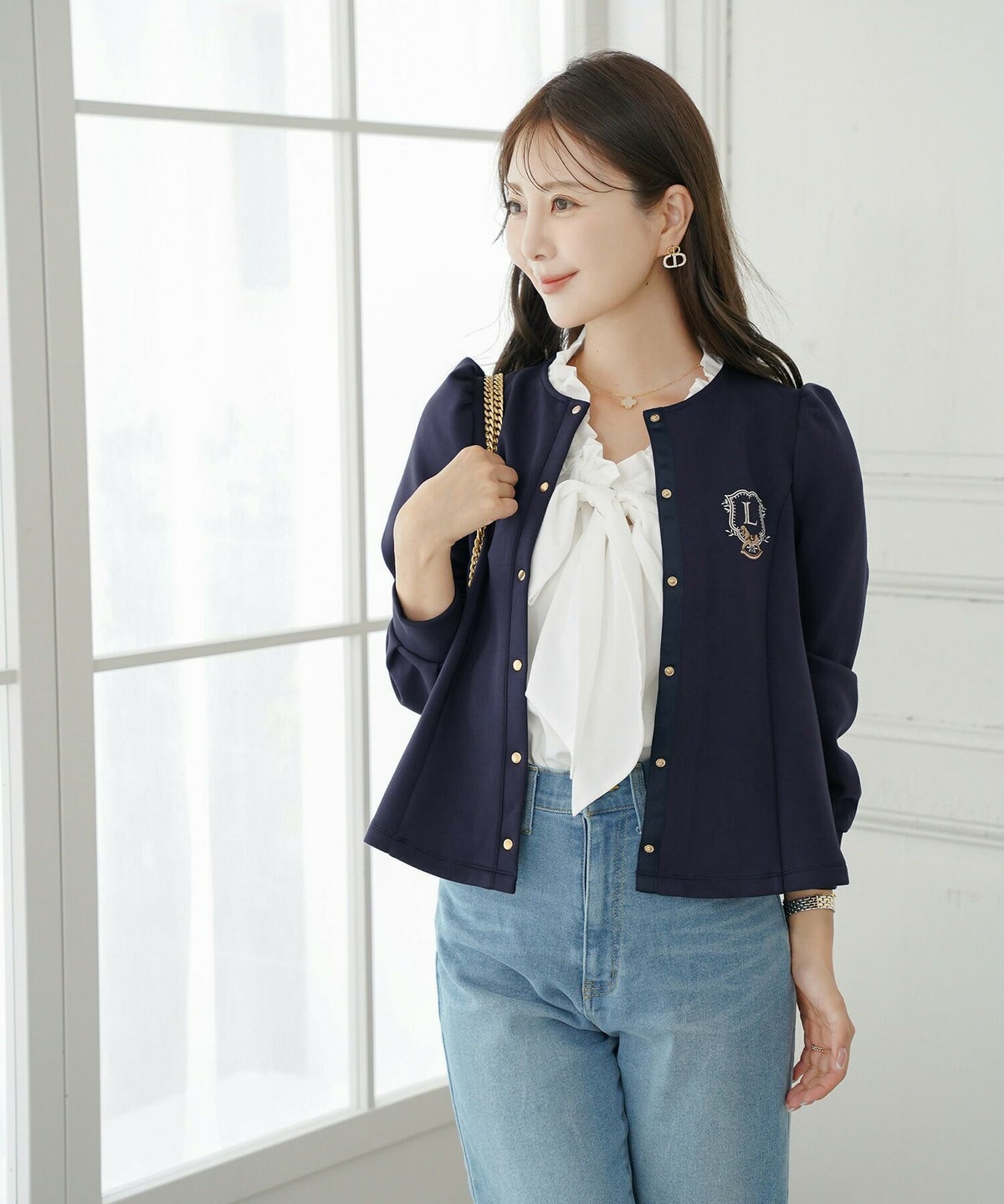 カーディガンレディースダンボールニットトップスクルーネックゴールドボタン木馬刺繍エンブレム刺繍フレアラインパネルライン袖口カフスパフスリーブスラッシュポケット羽織りトップス肩掛けリンク親子コーデ