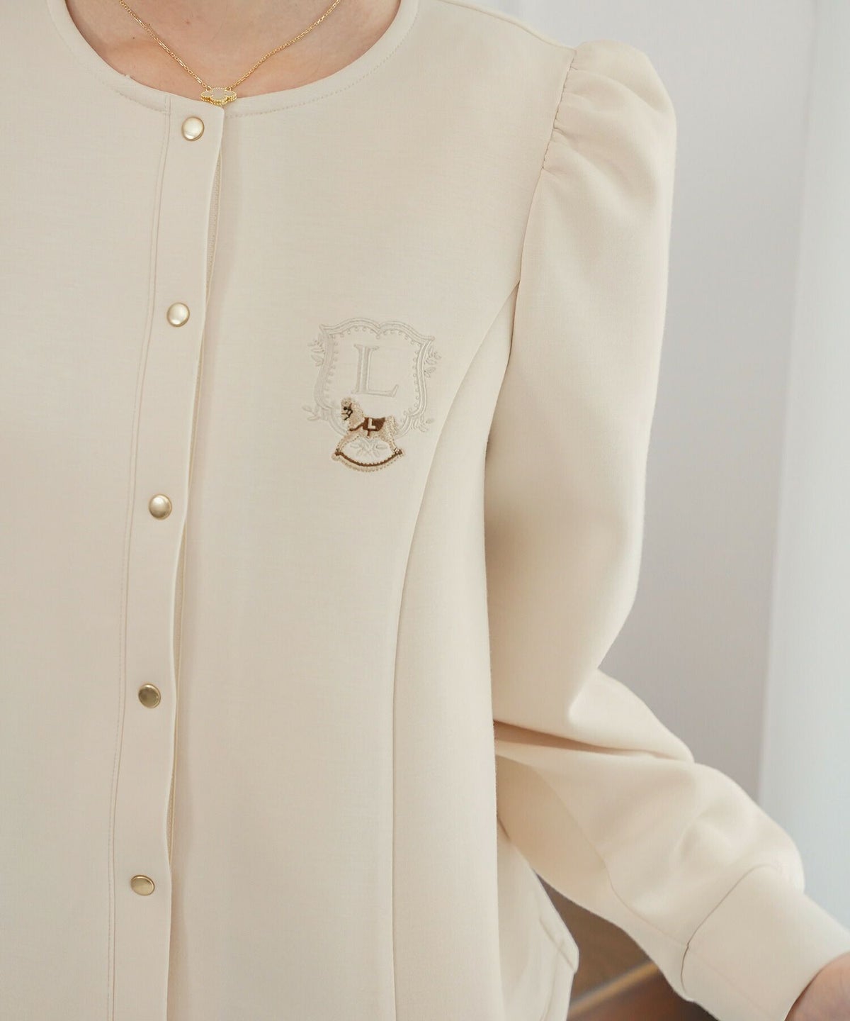 カーディガンレディースダンボールニットトップスクルーネックゴールドボタン木馬刺繍エンブレム刺繍フレアラインパネルライン袖口カフスパフスリーブスラッシュポケット羽織りトップス肩掛けリンク親子コーデ