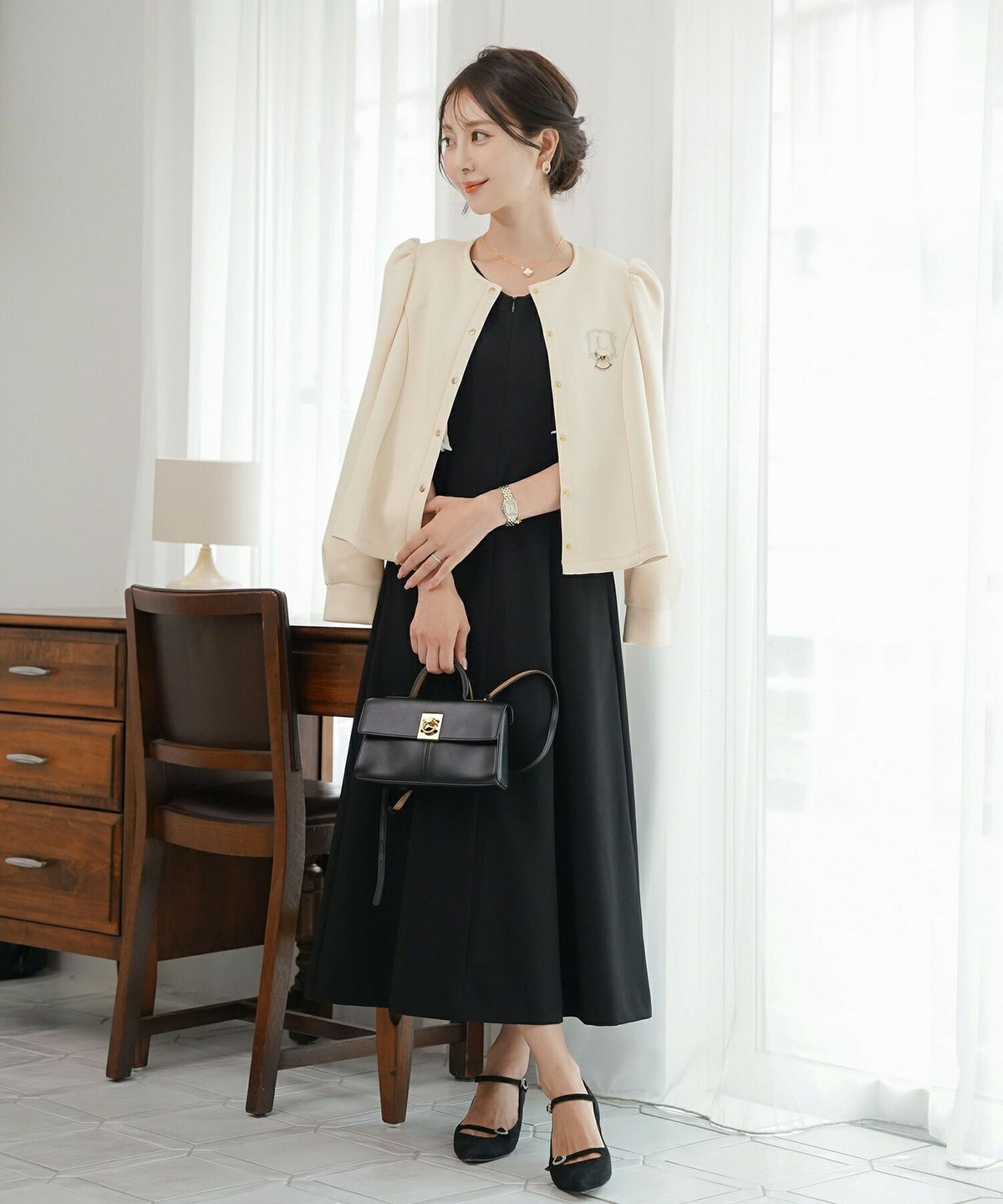 カーディガンレディースダンボールニットトップスクルーネックゴールドボタン木馬刺繍エンブレム刺繍フレアラインパネルライン袖口カフスパフスリーブスラッシュポケット羽織りトップス肩掛けリンク親子コーデ