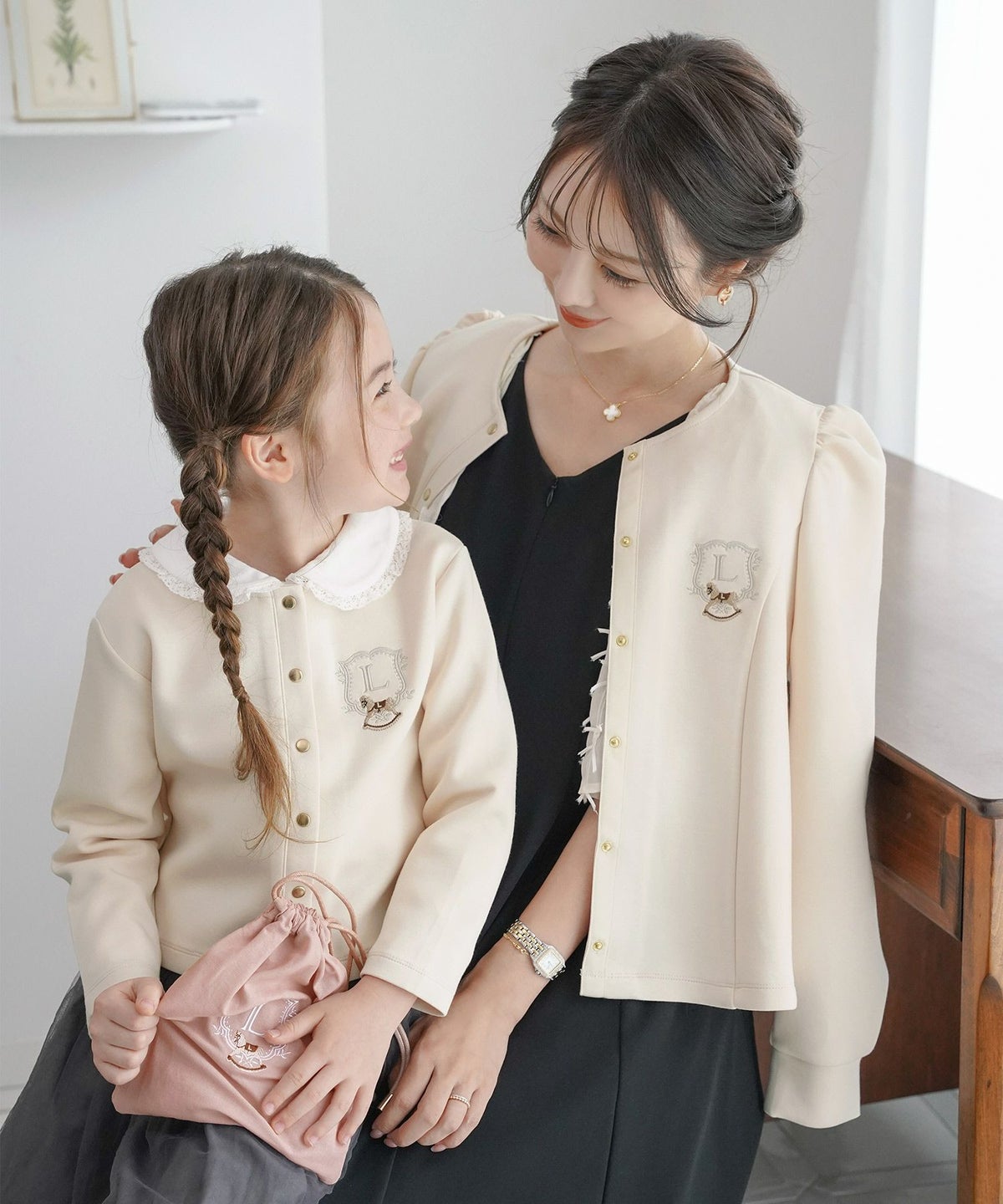 カーディガンレディースダンボールニットトップスクルーネックゴールドボタン木馬刺繍エンブレム刺繍フレアラインパネルライン袖口カフスパフスリーブスラッシュポケット羽織りトップス肩掛けリンク親子コーデ