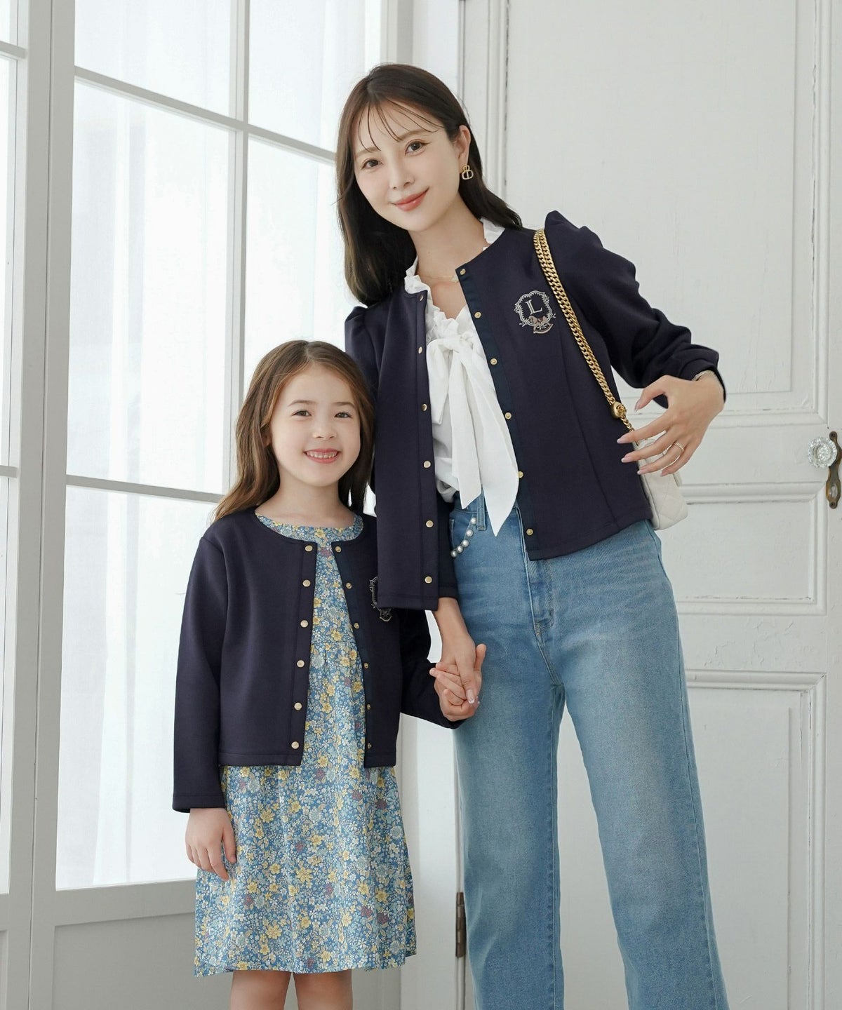 カーディガンレディースダンボールニットトップスクルーネックゴールドボタン木馬刺繍エンブレム刺繍フレアラインパネルライン袖口カフスパフスリーブスラッシュポケット羽織りトップス肩掛けリンク親子コーデ