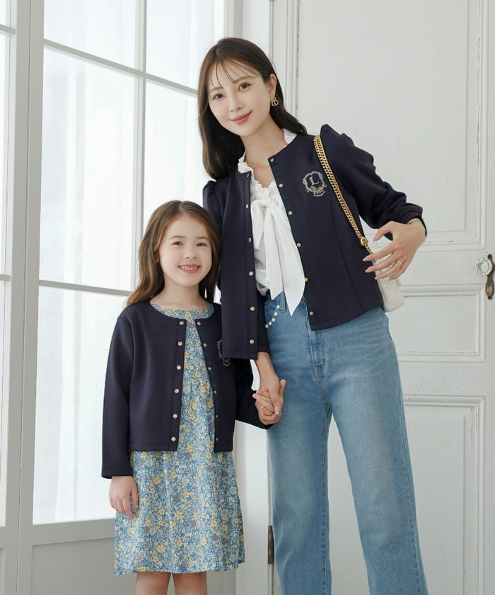 カーディガンレディースダンボールニットトップスクルーネックゴールドボタン木馬刺繍エンブレム刺繍フレアラインパネルライン袖口カフスパフスリーブスラッシュポケット羽織りトップス肩掛けリンク親子コーデ