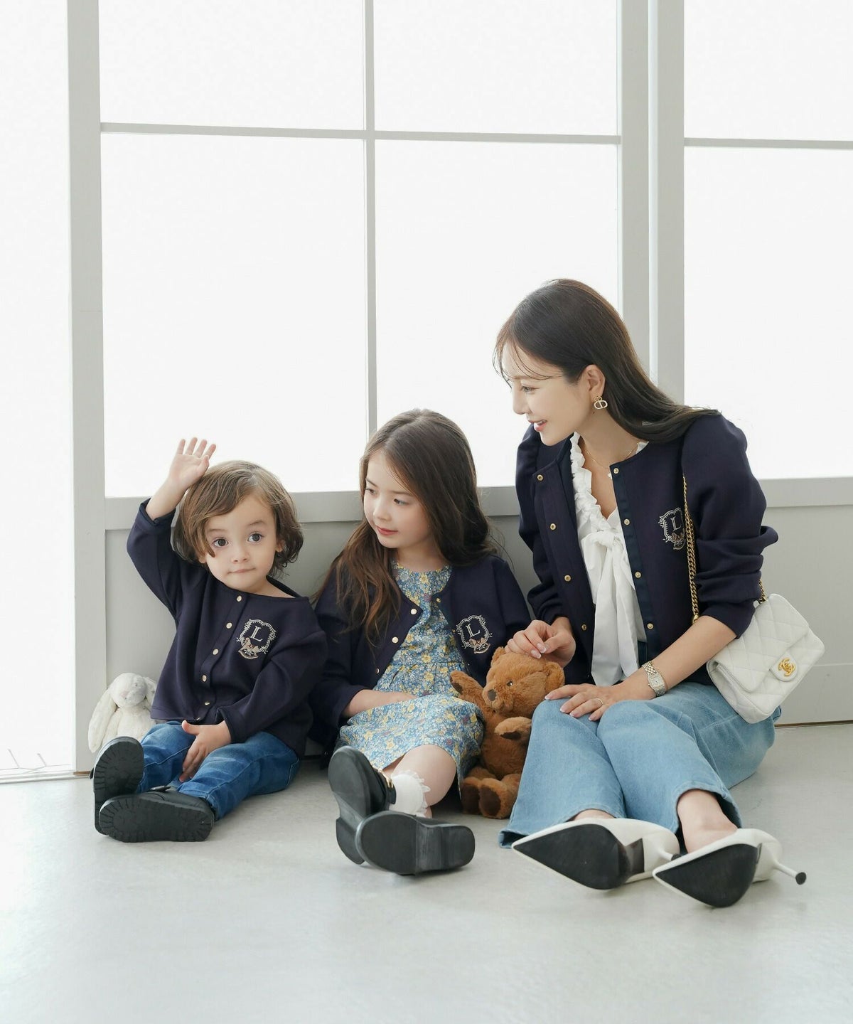 カーディガンレディースダンボールニットトップスクルーネックゴールドボタン木馬刺繍エンブレム刺繍フレアラインパネルライン袖口カフスパフスリーブスラッシュポケット羽織りトップス肩掛けリンク親子コーデ